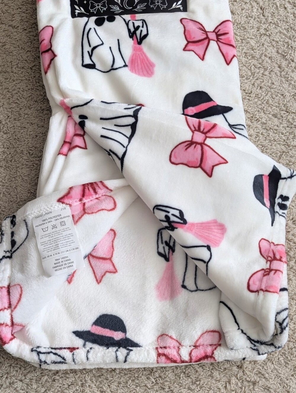 Coquette Bow Design Oversized Pinkoween Ghost Plush Throw Blanket ๐๐ป - Picture 4 of 9